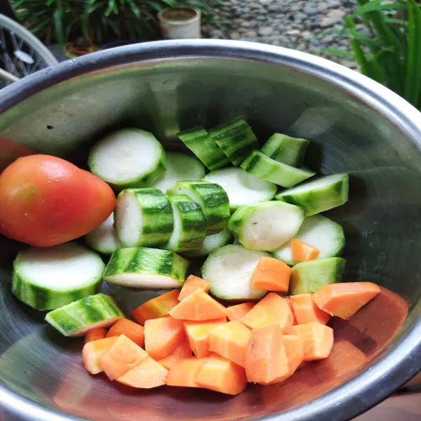 Potong oyong, wortel, dan tomat. Cuci bersih.