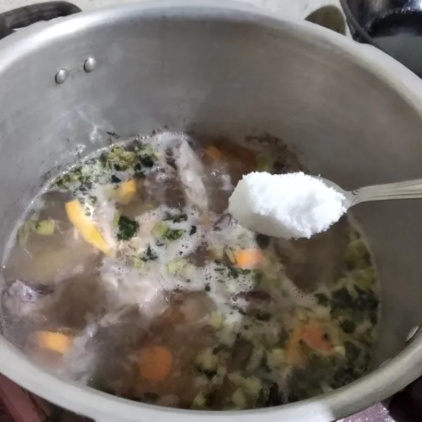 Potong wortel dan kentang, masukkan ke ayam, terakhir masukkan garam.