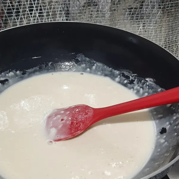 Campurkan tepung terigu, air, bawang putih yang telah dicincang, dan garam. Aduk hingga rata.