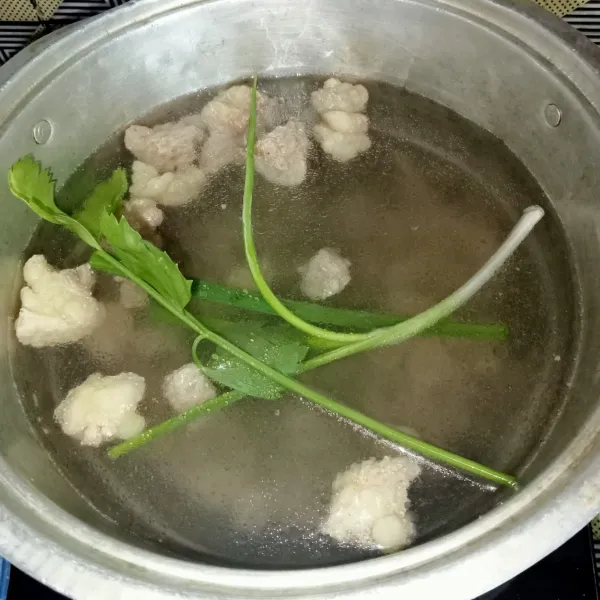 Rebus daging sapi, air, daun bawang, dan seledri dengan api sedang.