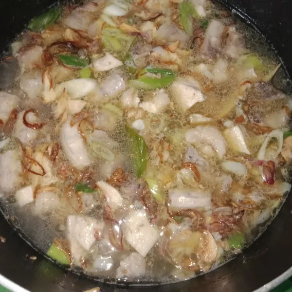 Berikan taburan bawang goreng. Sajikan selagi hangat.