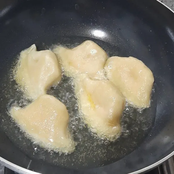 Setelah itu goreng hingga berkulit.