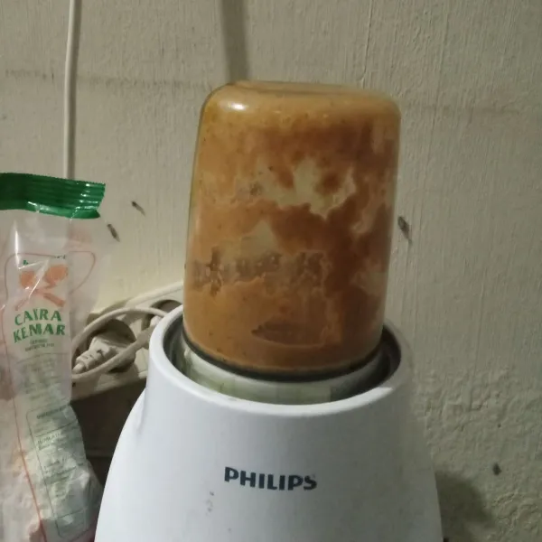 Blender semua bahan bumbu halus.