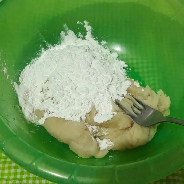 Campurkan adonan dengan tepung tapioka.