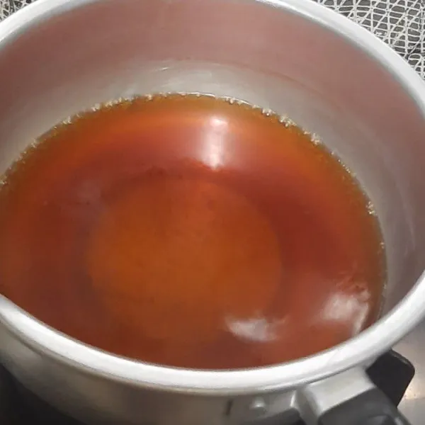 Masak semua bahan kuah cuko hingga mendidih, kemudian saring. Sajikan pempek dengan pelengkap mie kuning, irisan timun, dan sambal hijau.