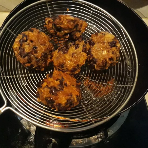 Goreng lentho atau perkedel kacang tolo.