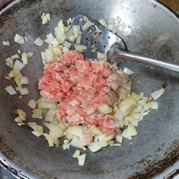 Setelah bawang matang masukkan daging sapi, aduk rata.