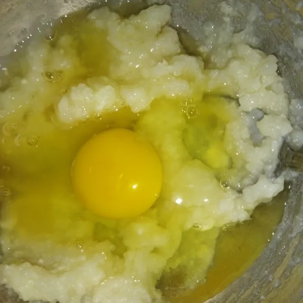 Siapkan mangkuk, lalu masukkan tepung terigu, lalu tambahkan air panas, aduk rata, selagi panas masukkan telur.