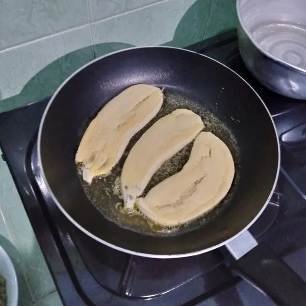 Panaskan margarin, panggang pisang di teflon.