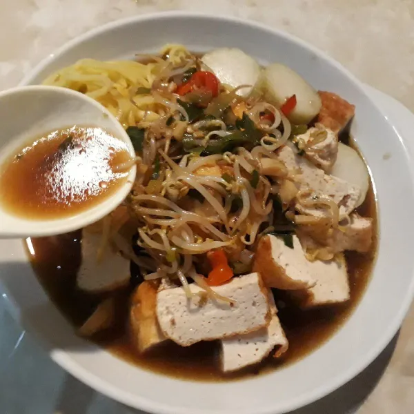 Tata lontong, tahu, dan mi kuning. Siram dengan kuah tauge, kemudian sajikan dengan lentho.
