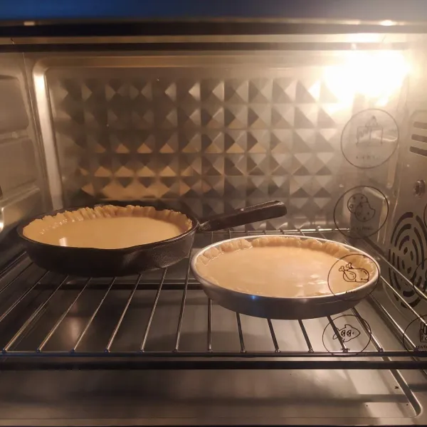 Panaskan oven selama 20 menit dengan suhu 180°C. Kemudian oven kue lontar dengan suhu yang hingga matang (±60 menit).