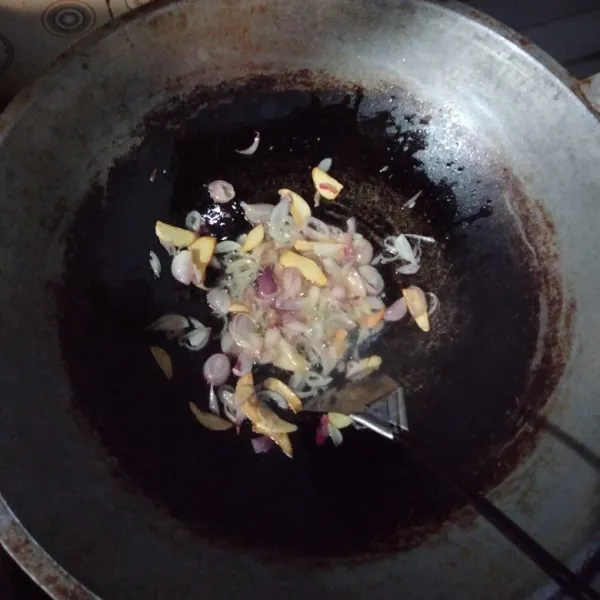 Panaskan minyak goreng, tumis irisan bawang putih terlebih dahulu kemudian bawang merah.