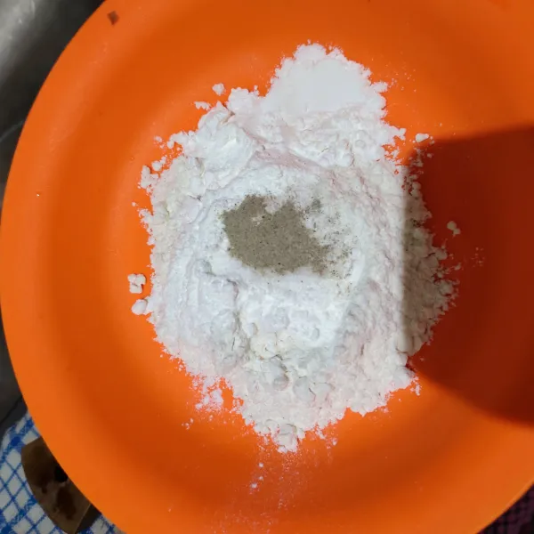 Bahan Adonan Basah : Campur tepung terigu, garam dan lada. Masukan air soda perlahan, hingga adonan cukup kental.