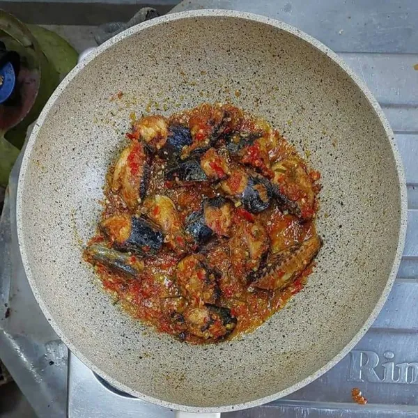 Masak sampai air habis dan bumbu meresap.