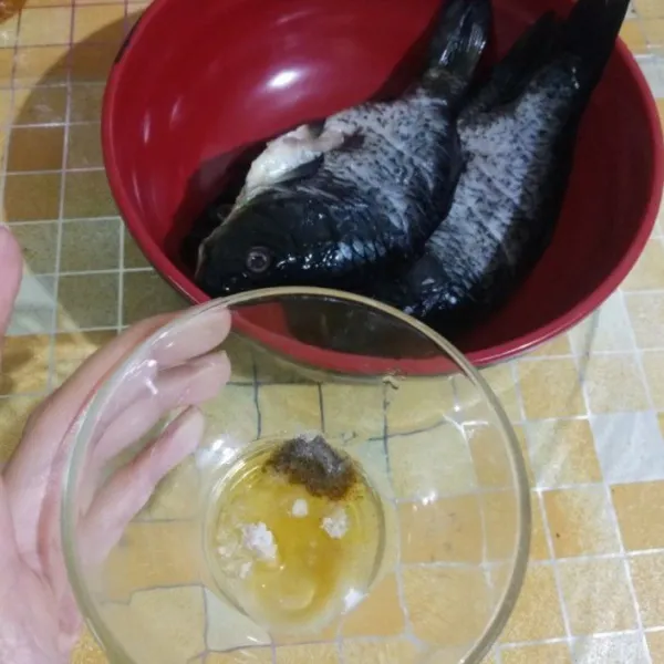 Masukkan bumbu marinasi ke dalam mangkuk. Olesi ikan mas dengan bumbu marinasi, diamkan selama 1 jam agar bumbu meresap.