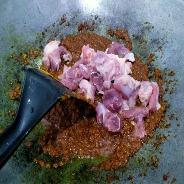 Masukkan daging yang sudah dipotong-potong. Masak bersama bumbu hingga berubah warna.