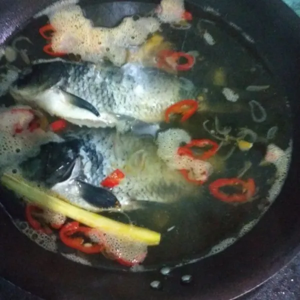 Setelah mendidih, masukan ikan, masak selama 10 menit untuk satu sisi ikan.