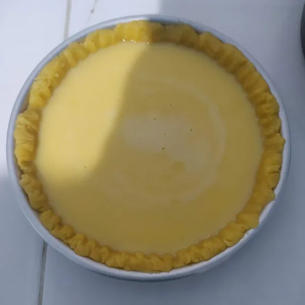 Tuang kedalam kulit pie dengan bantuan saringan supaya tidak ada bagian yang menggumpal.
