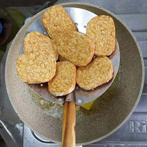 Goreng tempe sampai matang, angkat dan tiriskan.