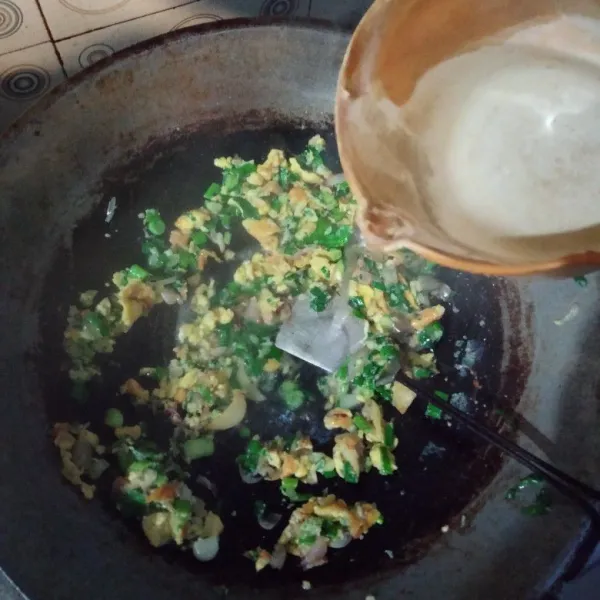 Masukkan telur, bumbu halus, irisan daun bawang, dan seledri. Tambahkan air secukupnya, goreng orak-arik.