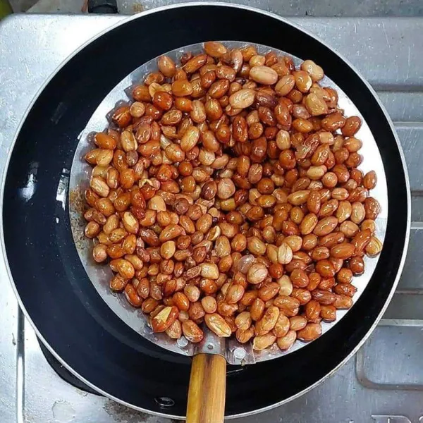 Goreng kacang sampai matang, angkat dan tiriskan.
