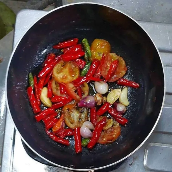 Goreng, bawang merah, bawang putih dan cabe sampai matang, angkat dan tiriskan.