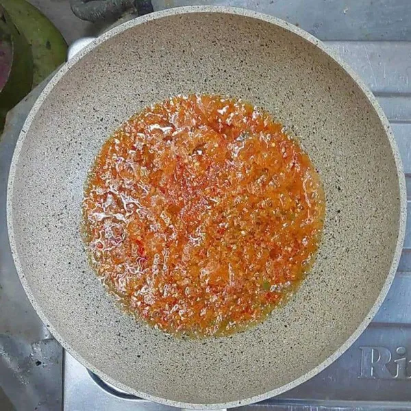 Panaskan minyak, tumis bumbu halus sampai harum.