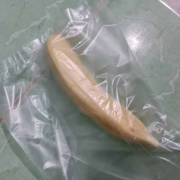 Masukkan pisang dalam plastik.