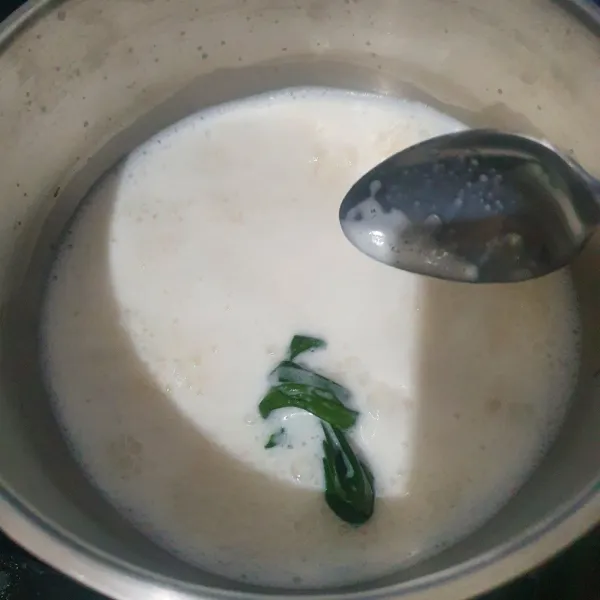 Masak santan, daun pandan dan garam sambil terus diaduk hingga mendidih. Matikan api, masukan gula pasir, aduk hingga gula larut. Dinginkan suhu ruang.