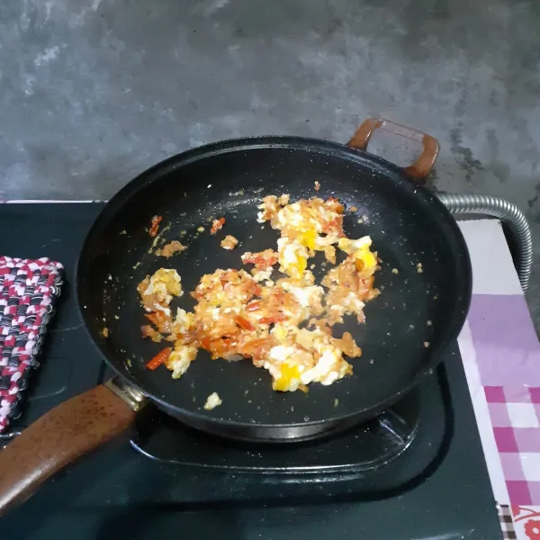 Tumis bumbu ulek sampai harum. Masukkan telur, kemudian orak-arik.