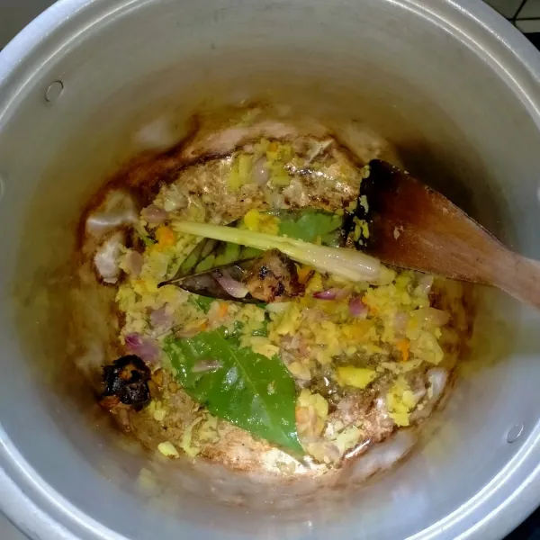 Haluskan bumbu halus. Tumis bumbu halus bersama semua bumbu rempah sampai harum, tanpa air.