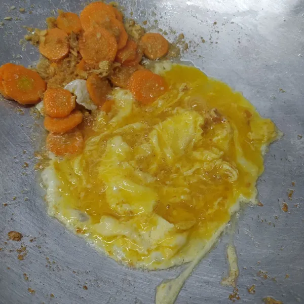 Masukkan wortel, tumis sebentar dengan bumbu halus kemudian sisihkan di tepi wajan. Masukkan kocokan telur, goreng orak-arik.