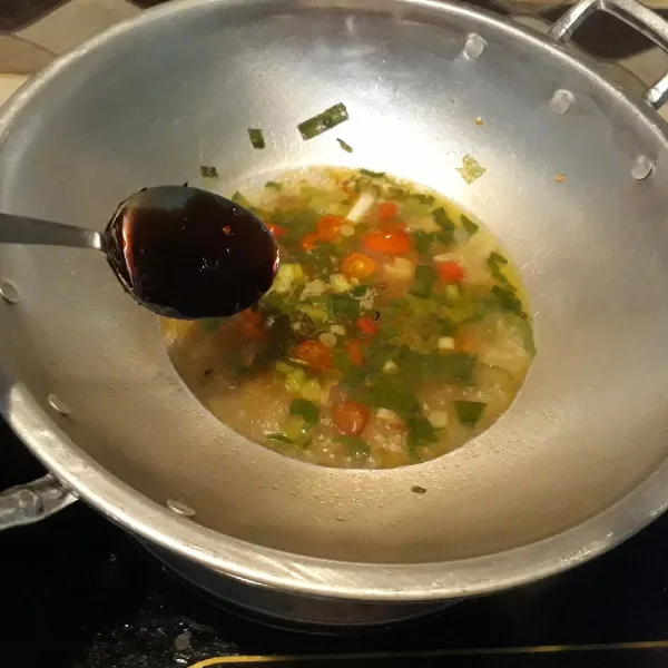 Tambahkan petis sesuai selera.