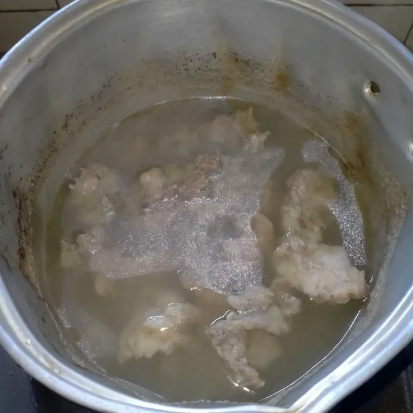 Rebus gajih, sandung lamur, dan tetelan hingga empuk. Angkat lalu potong kecil-kecil.