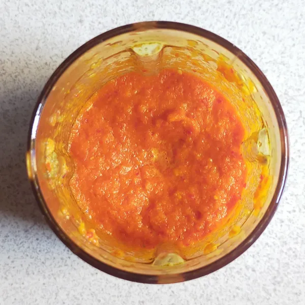 Haluskan seluruh bahan bumbu halus dengan diblender.
