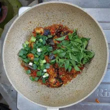 Masukkan daun kemangi dan daun bawang. Aduk-aduk sebentar, angkat dan sajikan.