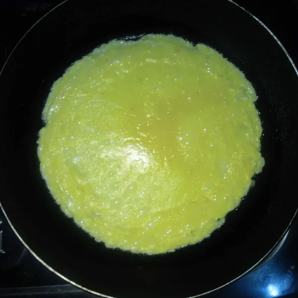 Membuat kulit: Kocok lepas telur bersama bahan kulit lainnya sampai larut. Panaskan sedikit minyak lalu dadar telur menggunakan teflon bulat hingga matang. Adonan cukup untuk membuat 2 lembar kulit dadar.