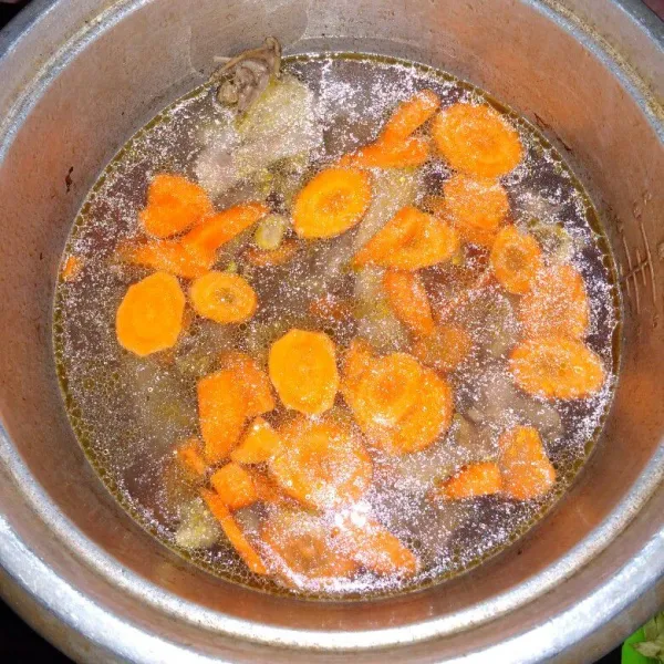 Rebus lagi bebek dengan air secukupnya, masukkan wortel dan kentang, aduk rata.