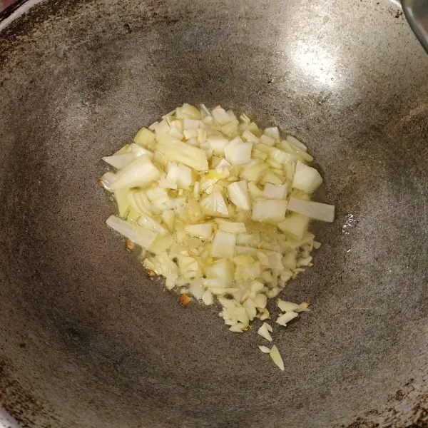 Tumis bawang putih dan bawang bombai sampai harum dan matang.