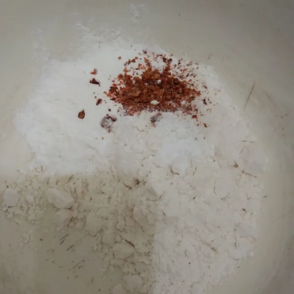 Dalam wadah campur tepung terigu, tepung maizena, garam, cabe bubuk dan baking powder, aduk rata.