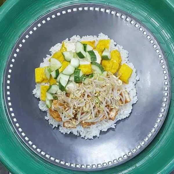 Siapkan nasi dalam piring saji, tambahkan diatasnya, tahu, tempe, timun dan tauge.