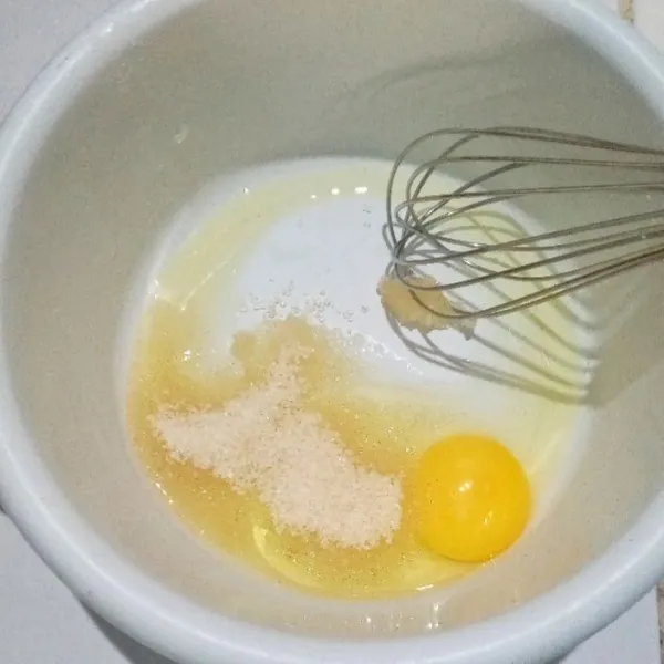 Kocok lepas telur bersama gula hingga gula larut.