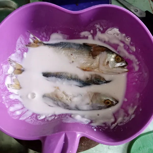 Cuci bersih ikan asin, celupkan dalam celupan tepung.
