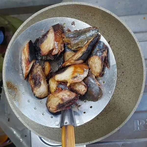 Goreng dan bolak-balik ikan hingga seluruh sisinya matang merata. Angkat dan tiriskan.