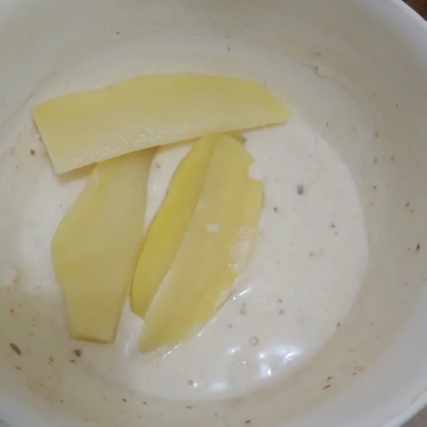 Campur kentang dengan adonan tepung basah.