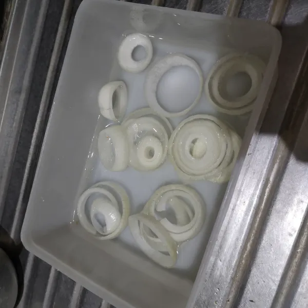 Iris Bawang Bombay dengan bentuk bulat dan berukuran 1 cm. Sisihkan ke air dingin, agar rasanya manis.