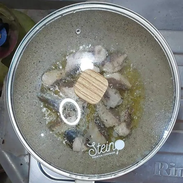 Siapkan daging ikan tongkol, potong-potong sesuai selera. Cuci bersih ikan kemudian tiriskan. Goreng ikan kemudian tutup panci agar tidak keluar minyak panasnya.