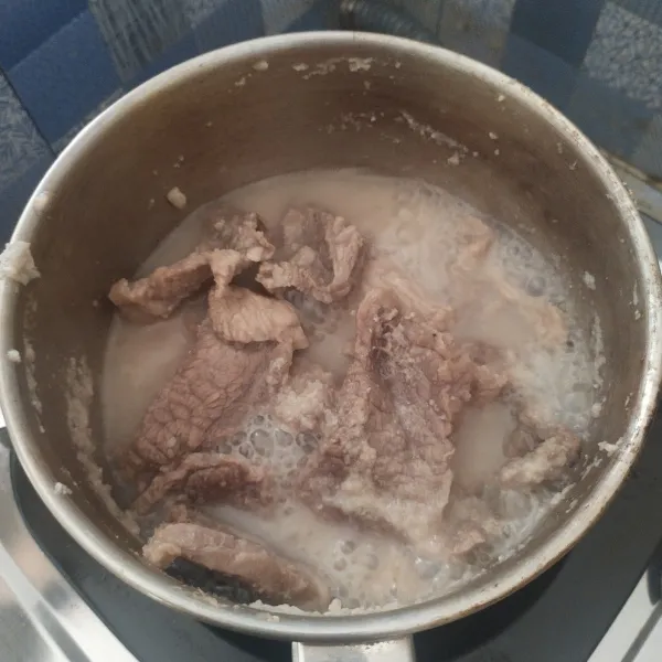 Rebus daging bersama bahan perebus hingga matang.