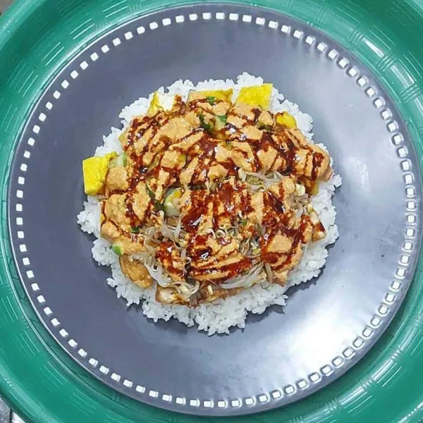 Tambahkan kecap manis. Nasi lengko siap dinikmati dengan taburan daun kucai dan bawang goreng.