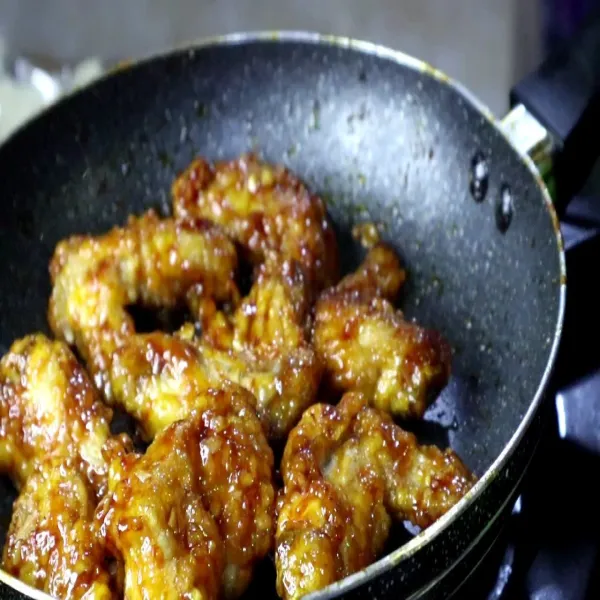 jika sudah rata, matikan api dan taburkan biji wijen secukupnya, lalu aduk hingga rata. Korean Spicy Chicken siap disantap !